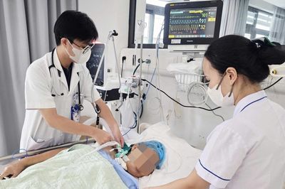 Cứng hàm, phải thở máy sau 2 tuần bị gai hoa giấy đâm vào chân