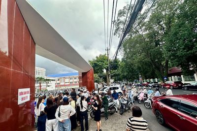 Đắk Lắk: Đến họp phụ huynh trễ, nhiều người phải đứng ngoài cổng trường