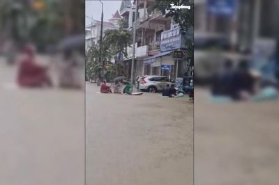 Video khoảnh khắc người dân chèo thuyền giữa phố ở Nghệ An