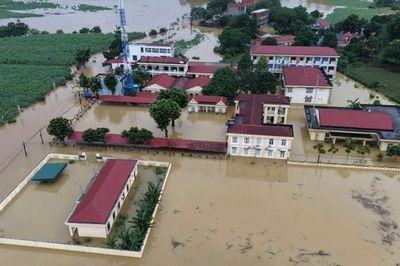 Mưa lũ dồn dập khiến hơn 2.200 căn nhà chìm trong 'biển' nước, hơn 1.600 hộ dân bị chia cắt