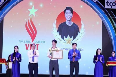 Mất thị lực vẫn vô địch bơi lội, làm chủ công nghệ