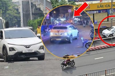 Cự cãi sau cuộc nhậu, nam thanh niên lái ô tô tông loạt xe máy trước quán
