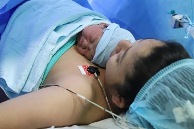 Khó thở, sưng phù chân sau sinh cảnh báo bệnh nguy hiểm gì?