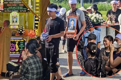 Xót xa cảnh người mẹ khóc ngất trước di ảnh con trai bị nước cuốn xuống cống