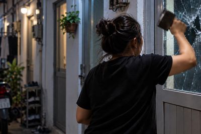 Vợ chửi bới, đập vỡ kính phòng trọ vì nghi chồng bị phụ nữ khác lôi kéo đi chơi