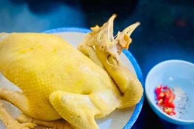 Con gà trong mâm cỗ truyền thống của người Việt