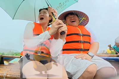 Phú Quốc mưa trắng xóa, Lee Changsub (BTOB) 'quay cuồng' đi thuyền thúng