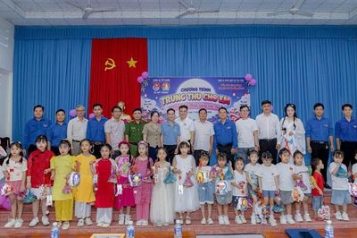 'Trung thu cho em' trao quà cho học sinh khó khăn tại Đồng Tháp