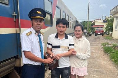 Trả lại túi xách chứa 30 triệu đồng khách bỏ quên trên tàu