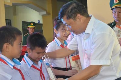 Mang Tết Trung thu đến với học sinh có hoàn cảnh khó khăn ở vùng biên giới Đắk Lắk