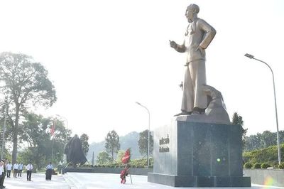 Phó Chủ tịch Thường trực Quốc hội Đỗ Văn Chiến thăm, tặng quà tại tỉnh Tuyên Quang
