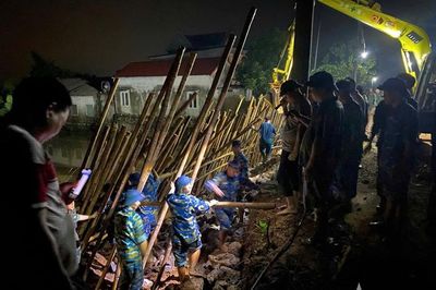 Xuyên đêm giúp dân đắp đê ngăn lũ