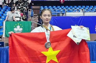 Tân sinh viên sư phạm với Huân chương Lao động hạng ba