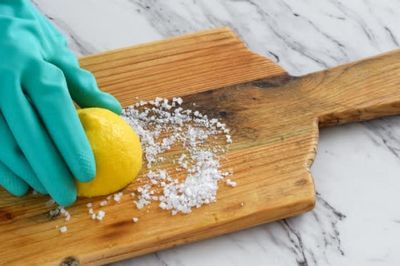 Thớt gỗ dùng lâu dễ ám mùi, thử ngay 6 cách vệ sinh đơn giản