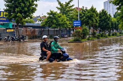 Nước vẫn bủa vây khu đô thị Vân Canh nhiều ngày sau mưa