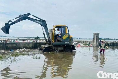 Thu dọn rác thải ngay sau lũ, phòng ngừa dịch bệnh