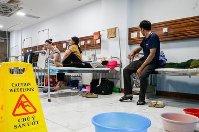 Cảnh xô chậu hứng nước trong bệnh viện 1.755 tỷ đồng mới khánh thành ở Ninh Bình
