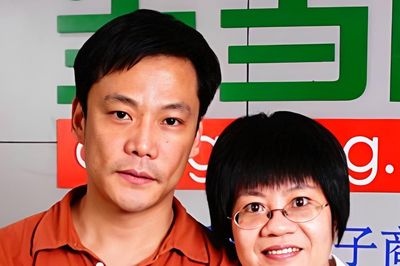 Tỷ phú 'sa cơ' vì bất đồng với vợ, giờ livestream bán sách, bán rượu