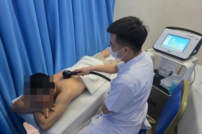 Người trẻ sáng đi làm, tối tranh thủ chữa bệnh
