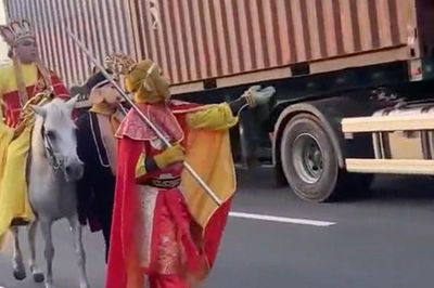 Clip nhóm người hóa trang 'thầy trò Đường Tăng' cưỡi ngựa, đi bộ trên làn ô tô
