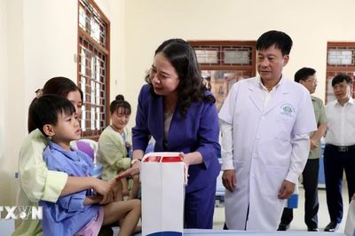 Phó Chủ tịch nước tặng quà Trung thu cho bệnh nhi, trẻ khuyết tật ở Tuyên Quang