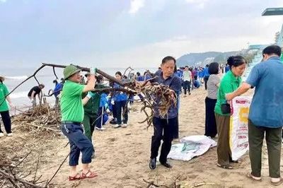 Làm sạch bãi biển Sầm Sơn sau mưa lũ