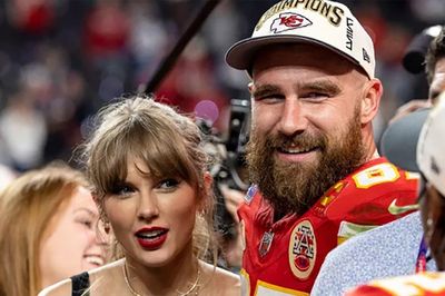 Cặp đôi mới cưới Taylor Swift và Travis Kelce chụp ảnh selfie đầy ngọt ngào