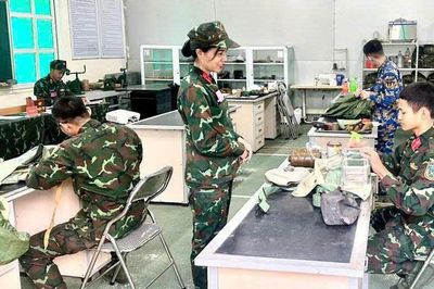 Nữ giảng viên Trường sĩ quan phòng hóa trí tuệ, bản lĩnh, tận tâm