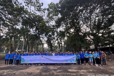 Hơn 100 đoàn viên ra quân làm vệ sinh môi trường “Ngày Chủ nhật xanh”