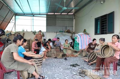 Mở sinh kế cho phụ nữ yếu thế
