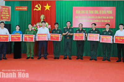 Lãnh đạo Bộ Quốc phòng và tỉnh Thanh Hóa thăm, tặng quà các lực lượng làm nhiệm vụ ở biên giới