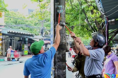 Phường Hòa Khánh ra quân xóa quảng cáo, rao vặt sai quy định