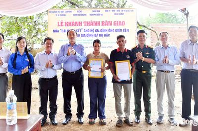 Trao tặng 2 căn nhà đại đoàn kết cho đồng bào dân tộc khó khăn về nhà ở