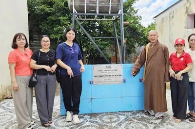 Phú Thiện: Bàn giao máy vi tính, giếng khoan và tặng quà học sinh
