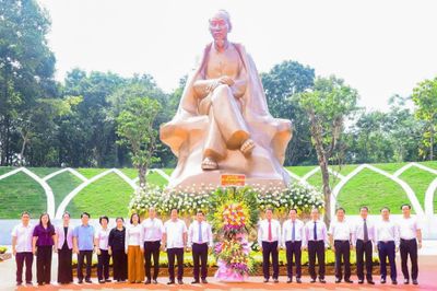 Lãnh đạo tỉnh Khánh Hòa dâng hương tưởng niệm các Vua Hùng và làm việc với Ban Thường vụ Tỉnh ủy Phú Thọ