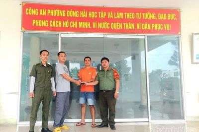 Nhặt được ví có gần 8 triệu đồng, người dân giao nộp cho công an tìm chủ nhân