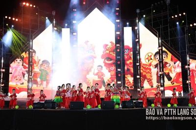 Sôi động chương trình nghệ thuật "Trăng sáng miền biên cương"