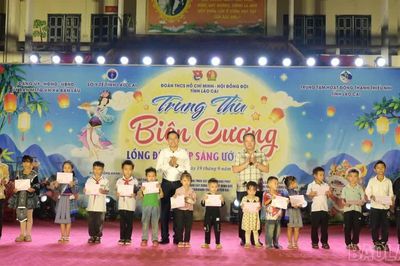 Nhiều phần quà ý nghĩa được trao tại chương trình "Đêm hội trăng rằm - Lồng đèn thắp sáng ước mơ"