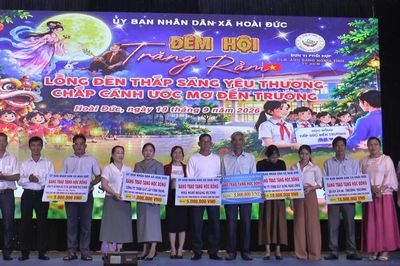 Hoài Đức trao 1.350 phần quà trung thu cho trẻ em và học bổng cho học sinh