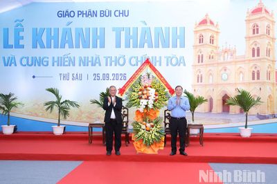 Đồng chí Phó Thủ tướng Thường trực Chính phủ Phạm Gia Túc thăm, chúc mừng Giáo phận Bùi Chu nhân dịp khánh thành Nhà thờ Chính tòa Bùi Chu