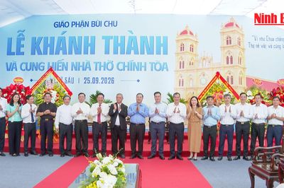 Đồng chí Phó Thủ tướng Thường trực Chính phủ Phạm Gia Túc thăm, chúc mừng Giáo phận Bùi Chu
