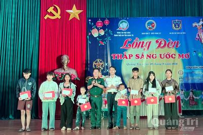 Tổ chức chương trình 'Lồng đèn thắp sáng ước mơ' tại xã Hướng Phùng
