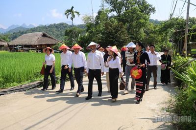 Khảo sát, kết nối phát triển du lịch giữa Tuyên Quang và châu Văn Sơn
