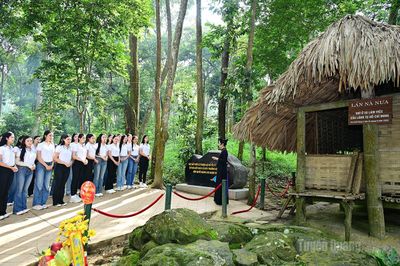 Thí sinh Hoa hậu Việt Nam 2026 dâng hương tại Tân Trào và tham dự Đêm hội Thành Tuyên