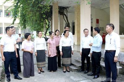 Đoàn đại biểu tỉnh Xiêng Khoảng và tỉnh Phông Sa Lỳ thăm và làm việc với Trường Đại học Tân Trào