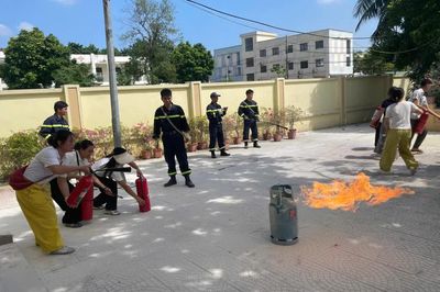 Hà Nội trang bị kỹ năng phòng cháy chữa cháy và cứu nạn cứu hộ cho giáo viên, học sinh