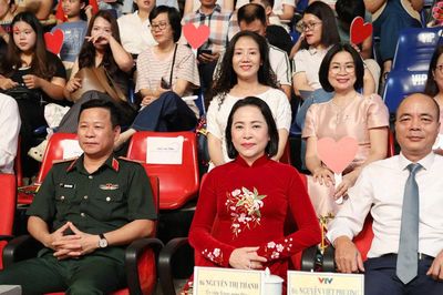 Phó Chủ tịch Quốc hội Nguyễn Thị Thanh dự Gala Kỷ niệm 18 năm Chương trình 'Trái tim cho em - Thắp sáng ước mơ'