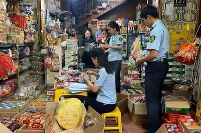 Quảng Trị: Phát hiện hàng trăm sản phẩm kẹo, bánh không rõ nguồn gốc