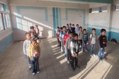Học sinh Gaza trở lại trường giữa những đống đổ nát