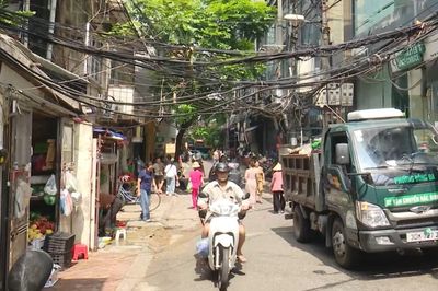 'Mạng nhện' cáp viễn thông gây mất an toàn, mỹ quan đô thị